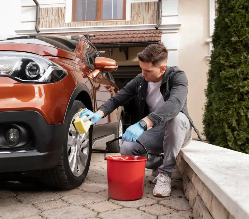 Lavage auto à domicile Cabrières-d'Aigues : professionnel intervenant sur un véhicule